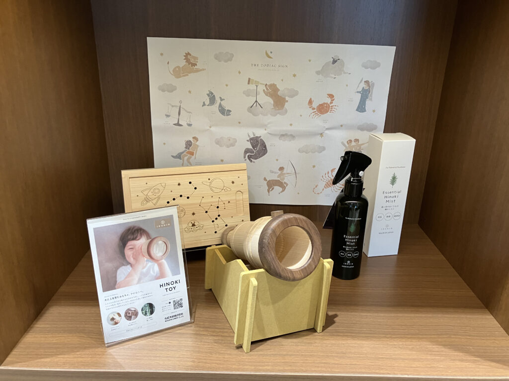 さとふる様本社応接室にIKONIHを展示いただきました。